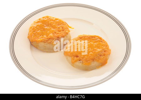 Douce chaude Crumpets grillé avec garniture au fromage fondu prêt à manger isolé sur un fond blanc avec aucun peuple et un chemin de détourage Banque D'Images