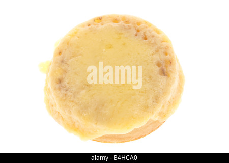 Douce chaude Crumpets grillé avec garniture au fromage fondu prêt à manger isolé sur un fond blanc avec aucun peuple et un chemin de détourage Banque D'Images