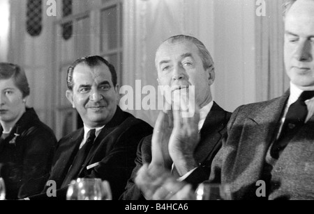 L'acteur américain James Stewart frappant dans ses mains à Variety Club Déjeuner Janvier 1959 Banque D'Images