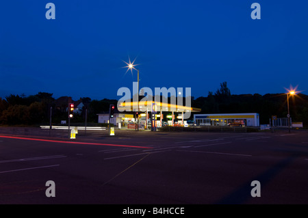 Station essence allumé nuit London England Banque D'Images