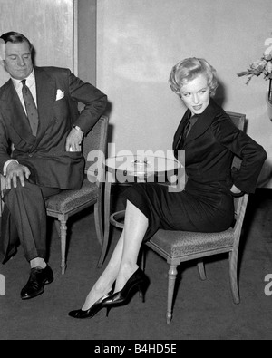 Le Prince et le Showgirl Marylin Monroe et Laurence Olivier lors d'un tournage de la publicité pour leur film The Prince and the showgirl en 1956 la paire semblait frappé au loin devant les caméras, bien qu'il y avait des rumeurs que Olivier qui réalise le film trouvé Monroe un peu difficile encore co star il a réussi à garder son sous contrôle d'extraction d'une de ses meilleures performances de sa carrière Banque D'Images