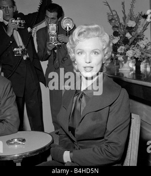 Le Prince et le Showgirl Marylin Monroe et Laurence Olivier lors d'un tournage de la publicité pour leur film The Prince and the showgirl en 1956 la paire semblait frappé au loin devant les caméras, bien qu'il y avait des rumeurs que Olivier qui réalise le film trouvé Monroe un peu difficile encore co star il a réussi à garder son sous contrôle d'extraction d'une de ses meilleures performances de sa carrière Banque D'Images