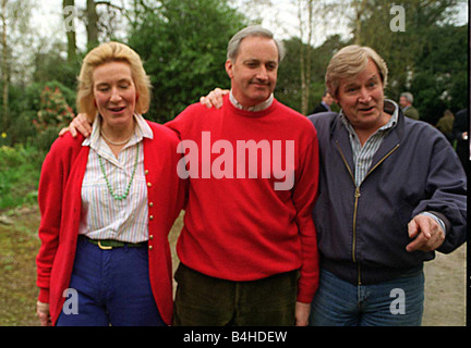 Neil Hamilton le député conservateur au centre d'un scandale pour des questions de trésorerie pose pour les photographes à l'extérieur de son foyer Cheshire avec son épouse Christine et de télévision Star Bill Roache qui joue Ken Barlow à Coronation Street Roache un ami de la famille a déclaré aux journalistes de son soutien pour Hamilton qui est de plus en plus pression pour renoncer à l'élection générale à la lumière des allégations faites contre lui Banque D'Images