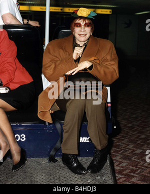 L'actrice Shirley Maclaine à l'aéroport d'Heathrow pour continuer son show Une femme Banque D'Images