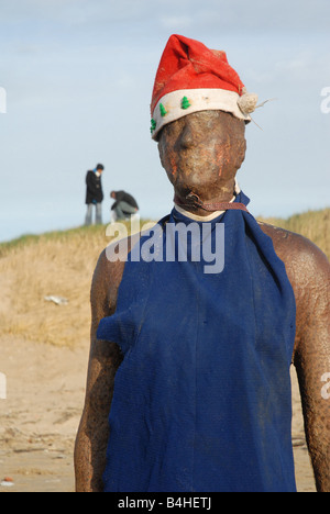 L'art public sur l'affichage au nord du centre-ville de Liverpool à Crosby Beach par Antony Gormley a appelé un autre lieu.L'art public à afficher Banque D'Images