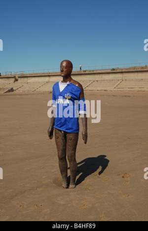 L'art public sur l'affichage au nord du centre-ville de Liverpool à Crosby Beach par Antony Gormley a appelé un autre lieu. Banque D'Images