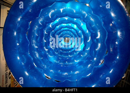 Nuit Blanche, Takahiro, Fujiwara dans le bleu ; 2008 ; acrylique polymère hélium ballon à l'Eaton Centre, Toronto, Canada Banque D'Images