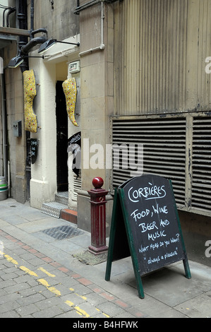 Corbieres Wine bar à vins tableau signe half moon street pub manchester Royaume-Uni Angleterre Lieu de boire du vrai tourisme voyage Banque D'Images