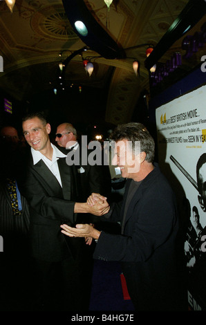 Vinnie Jones Acteur Août 98 QPR Football Player Manager Acteur tourné arrivant pour la première de son premier film Lock Stock et deux barils de fumer se serrer la main avec hollywood légende Dustin Hoffman Banque D'Images