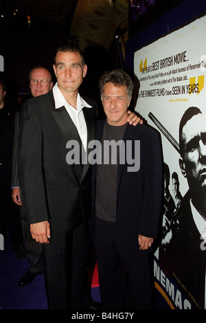 Vinnie Jones Acteur Août 98 QPR Football Player Manager Acteur tourné arrivant pour la première de son premier film Lock Stock et deux fumeurs de barils en photo avec hollywood légende Dustin Hoffman Banque D'Images