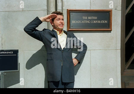 Lee Evans acteur comédien Octobre 98 à l'extérieur de la British Broadcasting Corporation Building à Londres Banque D'Images