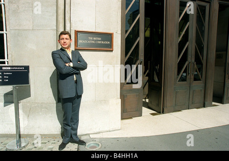 Lee Evans acteur comédien Octobre 98 à l'extérieur de la British Broadcasting Corporation Building à Londres Banque D'Images