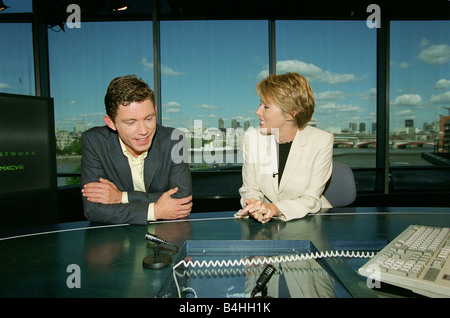 Lee Evans acteur comédien 98 octobre au Studio LWT s à Londres avec Londres ce soir Présentateur Mary Nightingale Banque D'Images