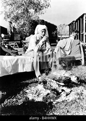 Katharine Hepburn portant une serviette autour de tête posée par un feu ouvert de boire du café sur film Banque D'Images