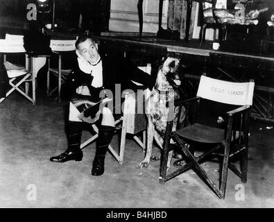 Acteur Alec Guinness tapotant un doberman chien sur l'ensemble de film à Paris avec l'amour 1954 Banque D'Images