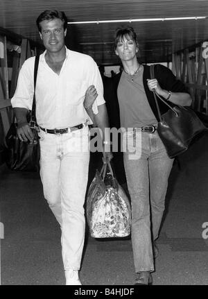 L'acteur John James et nouvelle épouse Denise lâche en juin 1989 à Londres Heathrow Banque D'Images