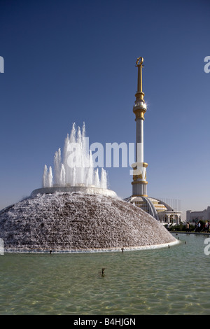 Fontaine avec independencia, Ashgabat, Turkménistan Banque D'Images