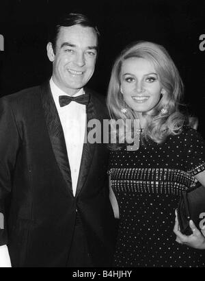 L'actrice Barbara Bouchet avec Richard Johnson en 1967 Banque D'Images