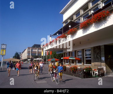 Promenade au bord du lac de Constance à Friedrichshafen Banque D'Images