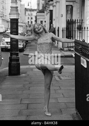 L'actrice britannique Barbara Ferris qui a joué la barmaid Nona Williams dans l'émission télévisée Coronation Street 1966 Banque D'Images