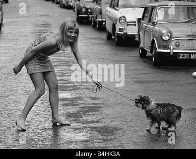 L'actrice britannique Barbara Ferris qui a joué la barmaid Nona Williams dans l'émission télévisée Coronation Street 1966 Banque D'Images