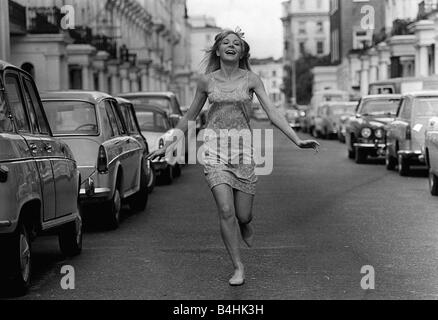 L'actrice britannique Barbara Ferris qui a joué la barmaid Nona Williams dans l'émission télévisée Coronation Street 1966 Banque D'Images