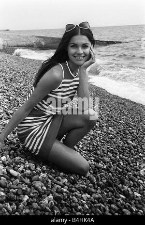 L'actrice Virginia North 1967 joué James Bond girl qui a épousé 007 dans le film sur les services secrets de Sa Majesté portant des vêtements de plage fashion robe sans manches à rayures Banque D'Images