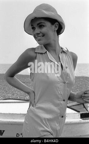 L'actrice Virginia North 1967 joué James Bond girl qui a épousé 007 dans le film sur les services secrets de Sa Majesté la mode maillots portant chapeau et robe sans manches Banque D'Images