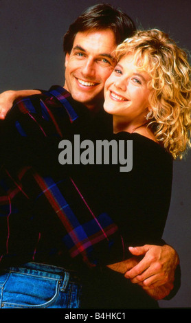 L'acteur Mark Harmon hugging Meg Ryan dans le film film Presidio de janvier 1989 Banque D'Images