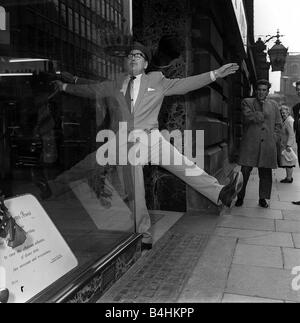 Harry acteur de comédie d'octobre 1962 avec sa réflexion dans une fenêtre Banque D'Images