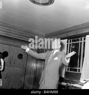 L'acteur et dramaturge Noel Coward performing at The Dorchester Hotel London Juillet 1958 Banque D'Images