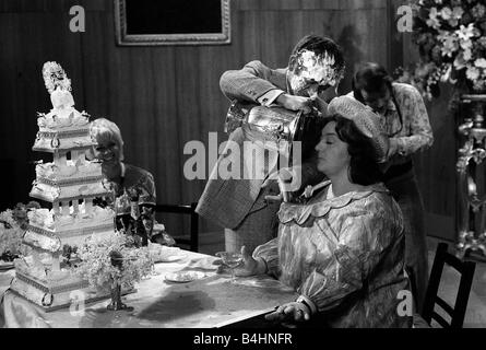 Réaliser des films sur le tournage du film d'amour 1970 à Pinewood Studios Hattie Jacques a certains champagne livré à par Sid James Films Animation Comédie Comédies sur l'ensemble des acteurs de la production des années 70, Acteur actrice actrices Chaos Mariage tuyau crème anglaise Lutte Lutte Seau Champagne gâteau de mariage Tierred Banque D'Images