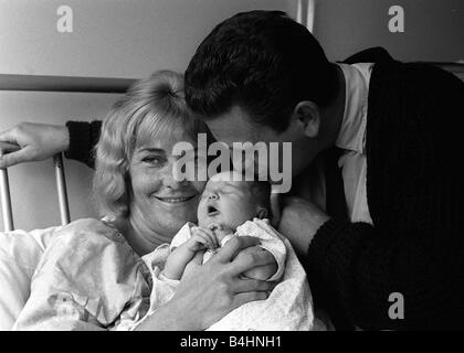 Sheila Hancock Juillet 1964 L'actrice âgée de 29 ans en compagnie de bébé nouveau-né fille 8 5Ib Melanie Jane Ross à l'hôpital Hammersmith London femme de Alec Ross acteur actrices Divertissement 1960 Bébés Enfants Smiling in hospital bed couché Premier Enfant Famille Banque D'Images