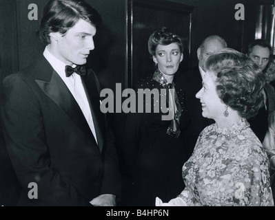 Son Altesse Royale la Reine Elizabeth II se réunit à la suite de l'acteur Christopher Reeve premiere film de Superman le film à l'Empire Leicester Square Londres Banque D'Images