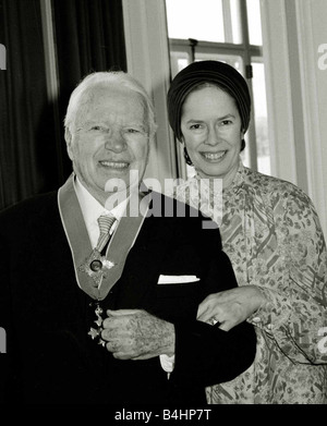 Charlie Chaplin est fait chevalier par la reine au palais de Buckingham Sir Charlie Chaplin retourne ensuite à l'hôtel Savoy avec d'autres membres de sa famille de chevalier épouse comédie comédien 1975 Mars 1970 Mirrorpix 2 Janvier 1975 Charlie Chaplin est fait chevalier par Son Altesse Royale la Reine Elizabeth II LAFJan05 4 mars 1975 Anniversaire Reine confère la chevalerie sur comique génial Chaplin film muet de Charlie Chaplin de légende est devenu Sir Charles après une cérémonie au Palais de Buckingham LAFMAR05 Banque D'Images