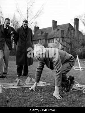 Jeux Olympiques de Londres de 1948 1948 Henry Rottenburg démontre l'utilisation de blocs de départ qu'il a été conçu pour les Jeux Olympiques de Londres de 1948 vu par M. Donald Douleur et Mr C Noakes Banque D'Images