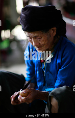 Tribeswoman Hmong blanc au village de Lung Dam, Province Ha Giang, Vietnam Banque D'Images