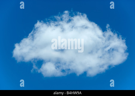 Un seul nuage Cumulus blanc dans un ciel bleu. Banque D'Images