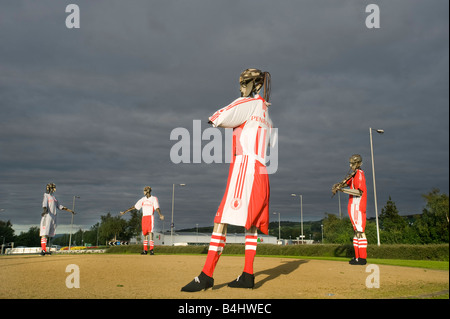 Les Tinnies vêtus de Tyrone GAA kit Banque D'Images