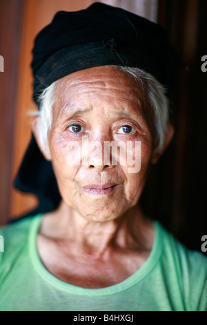 Tribeswoman Hmong blanc au village de Lung Dam, Province Ha Giang, Vietnam Banque D'Images