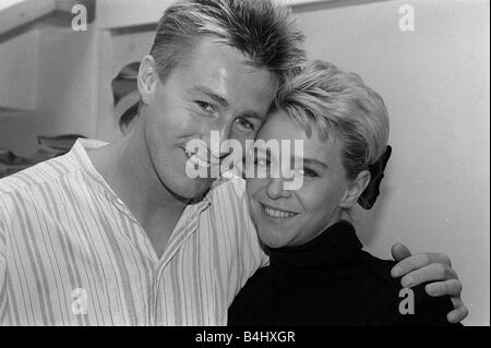 Lee Chapman avec l'actrice footballeur femme Leslie Ash Août 1987 Banque D'Images