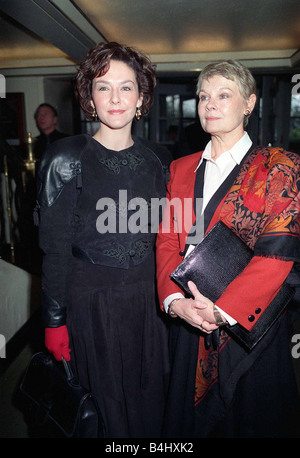 Judi Dench en décembre 1989 avec Amanda Burton Banque D'Images