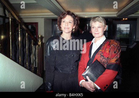 Judi Dench en décembre 1989 avec Amanda Burton Banque D'Images