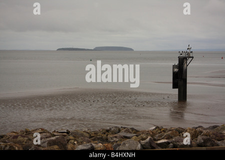 Voir à au sud de la baie de Cardiff, Pays de Galles, Royaume-Uni de Barrage, montrant Télévision Holm et raide Holm islands Banque D'Images