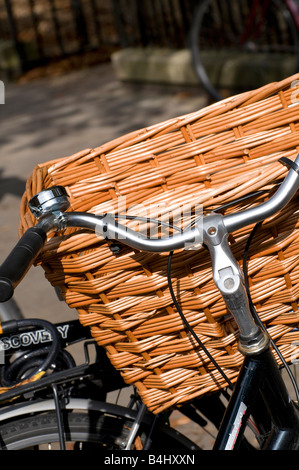 Vélo en osier panier sur Cycle, Cambridge, Angleterre Banque D'Images