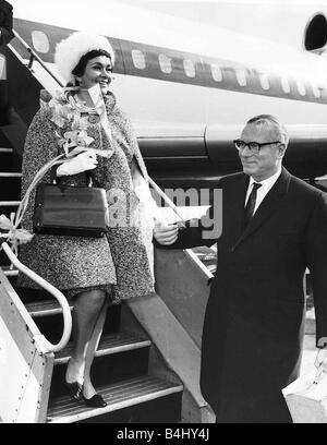 Sir Laurence Olivier acteur et actrice épouse Joan Plowright arrivant à l'aéroport de Londres à partir de Hambourg Banque D'Images