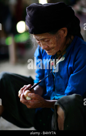 Tribeswoman Hmong blanc au village de Lung Dam, Province Ha Giang, Vietnam Banque D'Images