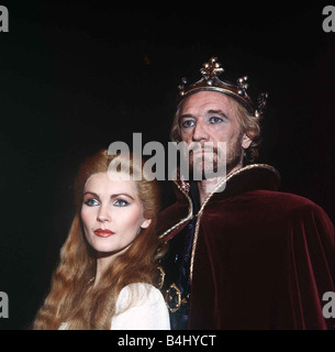 Richard Harris actrice comme le Roi Arthur et Fiona Fullerton et Guenièvre dans une production de Camelot Novembre 1982 msi dbase Banque D'Images