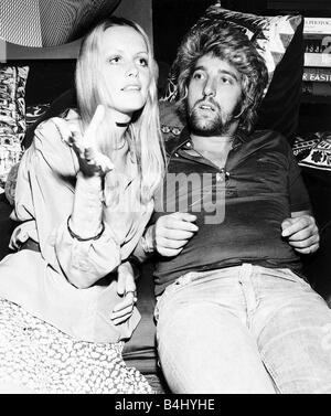 Twiggy modèle et actrice avec ami et manager Justin de Villeneuve Juin 1970 msi dbase Banque D'Images