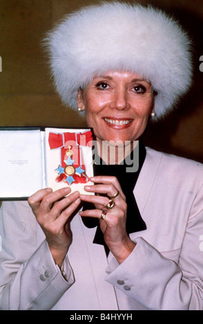Diana Rigg, actrice au les investitures à Buckingham Palace Mars 1988 msi dbase Banque D'Images